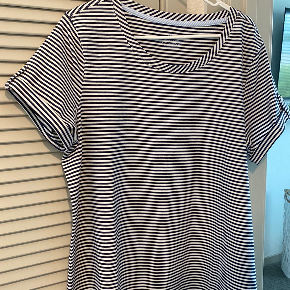 New without tag Navy white stripe smoke free pet free home